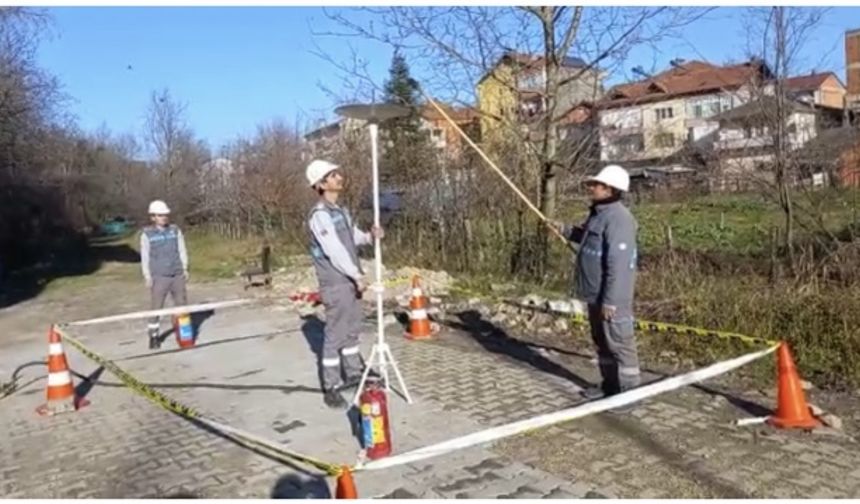 Bartın'ın Kozcağız Beldesinde doğalgaz hattı çalışmalarının ana hat ve şehir merkezi ilk etabı tamamlandı. Şehir şebekekesine doğalgaz verildi.
Kozcağız Belediye Başkanı Mustafa Karaman yaptığı açıklamada şu ifadelere yer verdi:
Yılardır büyük bir özlemle beklediğimiz doğalgaz hattı çalışmalarının ana hat ve şehir merkezi ilk etabı tamamlandı.
Bugün itibariyle Kozcağız'a doğalgaz verilmeye başlandı.
