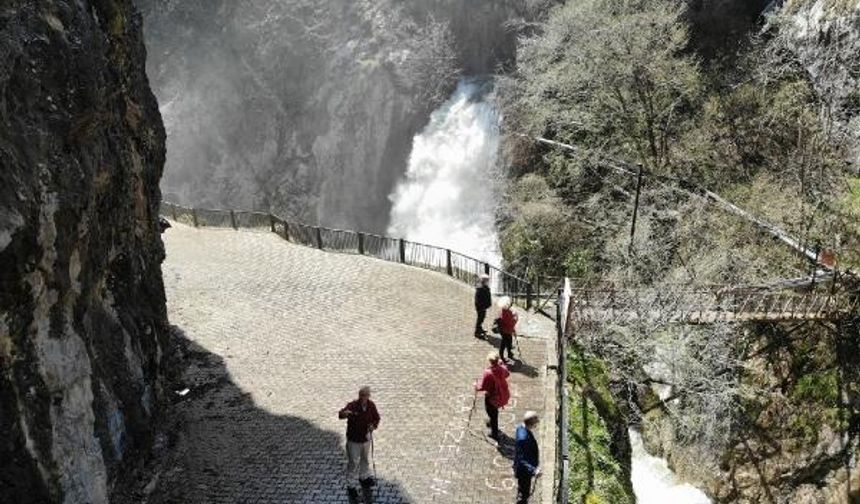 Metrelerce yükseklikten akan su, ziyaretçilere  görsel şölen sunuyor.