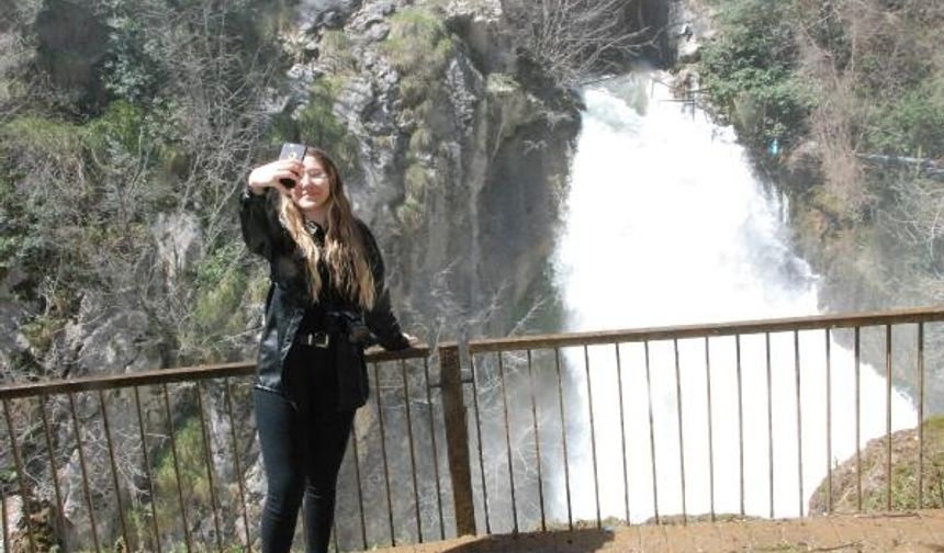 BARTIN’ın Ulus ilçesinde, dağlarda karların erimeye başlamasıyla Ulukaya Şelalesi’nin debisi arttı