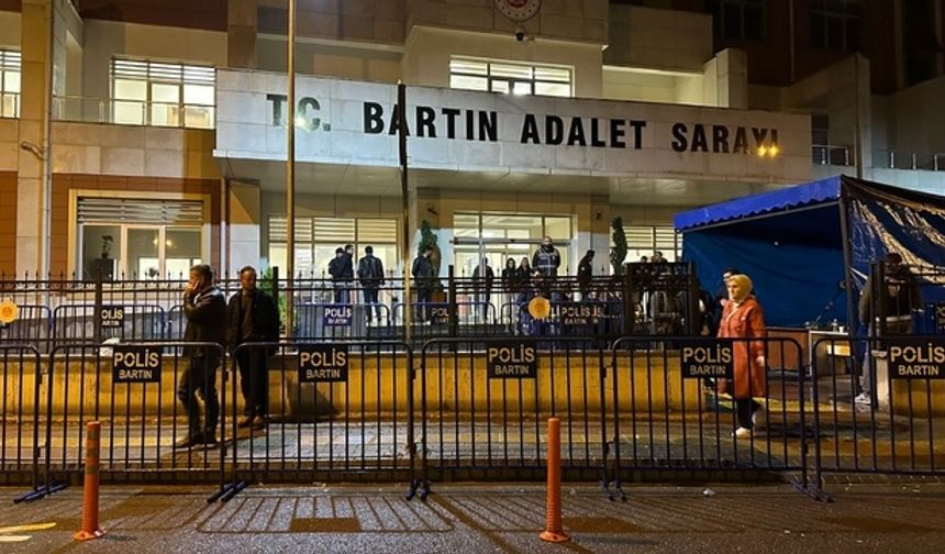 BARTIN&#039;ın Amasra ilçesinde 43 işçinin hayatını kaybettiği maden faciasıyla ilgili 7&#039;si tutuklu, 23 kişinin Bartın Ağır Ceza Mahkemesi&#039;nde yargılandığı davanın 4&#039;üncü duruşması geniş güvenlik önlemleriyle başladı. Duruşmada, 27 tanık maden işçisi dinlenirken, bugün ve çarşamba günü de tanıkların dinlenmesi için yargılamaya devam edilecek.