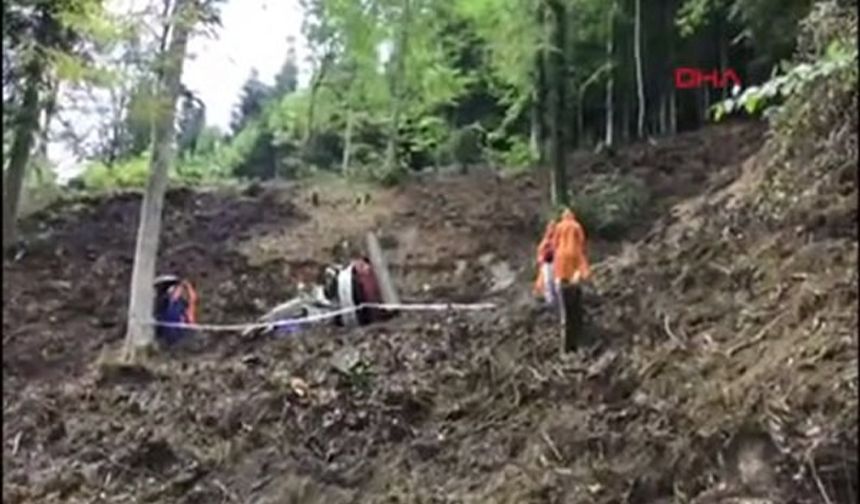 BARTIN&#039;ın Ulus ilçesinde, ormanlık alanda temizlik çalışması yapan iş makinesi operatörü 29 yaşındaki Orhan Kaya, devrilen iş makinesi ile ağaç arasında sıkışarak yaşamını yitirdi. Ayhan ACAR DHA