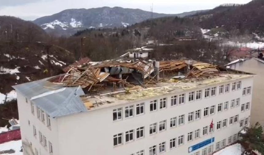 BARTIN&#039;ın Arıt köyünde bulunan Yatılı Bölge Okulu&#039;nun çatısı, şiddetli rüzgar nedeniyle uçtu. Okul önündeki çok sayıda ağaç da kırılarak zarar gördü.