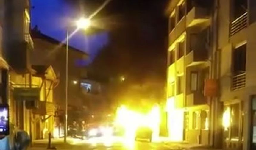 Bartın merkez Gölbucağı mahallesinde bir araç alev alev yandı. Mahalle sakinleri büyük panik yaşadı.