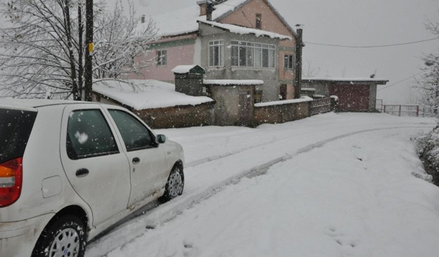 BARTIN&#039;da mevsimin ilk karı Arıt Aydınlar köyüne düştü. Kar kalınlığı 10 santime ulaştı. Ayhan ACAR DHA