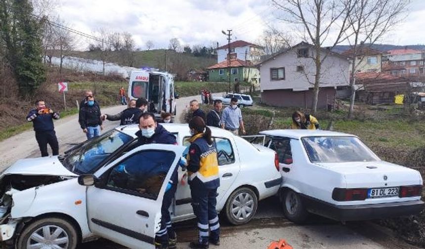 Kaza, saat 14.00 sıralarında merkeze bağlı Çamaltı köyünde meydana geldi. Ahmet Çomak (55) yönetimindeki 81 DL 223 plakalı otomobil ile karşı yönden gelen Tahsin Dağlı (31) yönetimindeki 74 DG 140 plakalı otomobil, kafa kafaya çarpıştı.