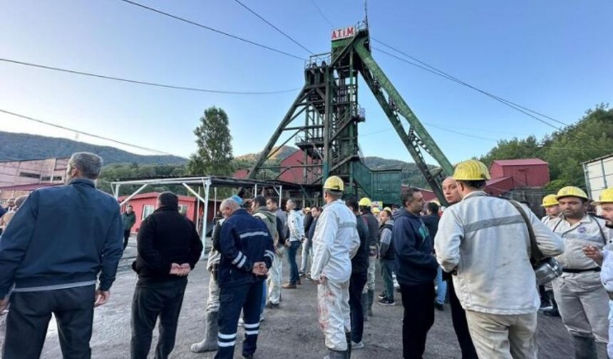 Törene; Bartın Valisi Nurtaç Arslan, AK Parti Bartın Milletvekili Yusuf Ziya Aldatmaz, TTK Genel Müdür Yardımcısı Fazlı Öncü, Genel Maden İşçileri Sendikası Genel Başkanı (GMİS) Hakan Yeşil, Amasra Kaymakamı Kadir Perçi, madenciler ve yaşamını yitiren madencilerin yakınları katıldı. Kur&#039;an-ı Kerim tilaveti ile başlayan etkinlikte, faciada ölen madenciler için dualar edildi. Törende, 43 madencinin adının yer aldığı Maden Şehitliği Anıtı&#039;nın açılışı yapıldı.