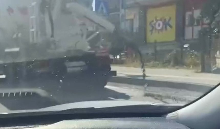 BARTIN’da, trafikte mikserden yola beton döküldüğü anlar cep telefonu kamerasıyla görüntülendi. Polis, mikser şoförüne 1440 TL para cezası kesti.