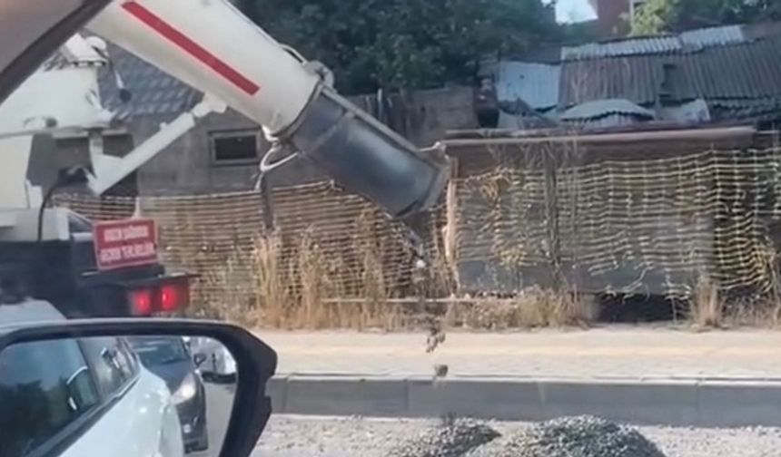 Olay, sabah saatlerinde Bartın-Karabük yolu Özel İdare Kavşağı’nda meydana geldi. Kırmız ışıkta bekleyen 34 FAE 658 plakalı, sürücüsünün ismi öğrenilemeyen beton mikserinden yola beton döküldüğünü gören kişi, cep telefonu ile o anları kaydetti.