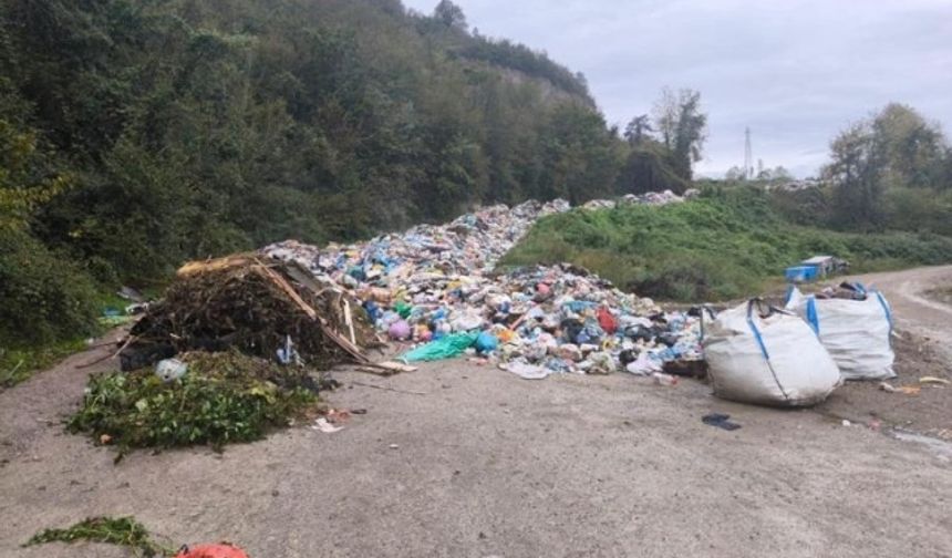 Kentte İnkumu Vahşi Çöp Döküm Sahası dolunca çöpler Bartın Irmağı kenarındaki depolama alanına giden yola dökülmeye başlandı. Yolun 800 metrelik bölümü çöple kaplanırken; Çevre, Şehircilik ve İklim Değişikliği İl Müdürlüğü ekipleri inceleme başlattı.
