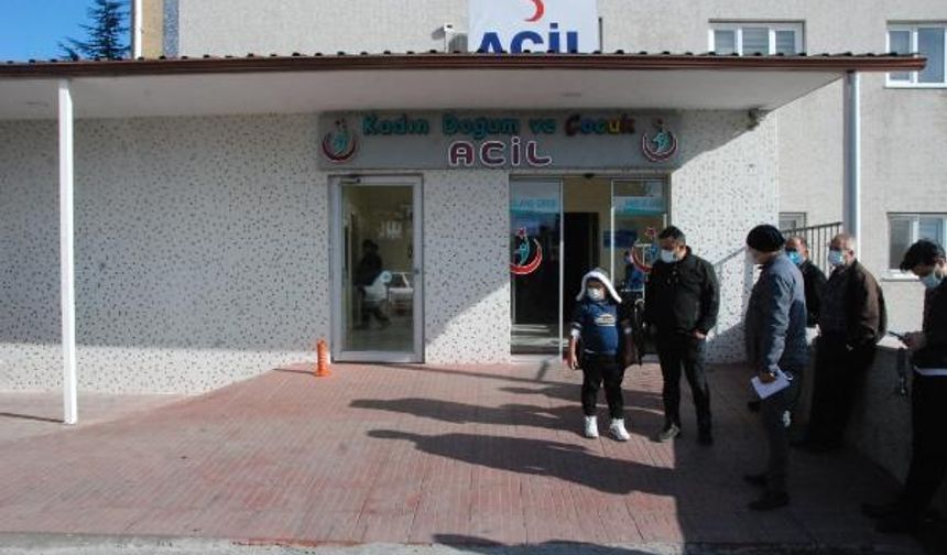 BARTIN’da 417 ilkokul ve ortaokul öğrencisi, bulantı, kusma ve ishal şikayetleriyle hastanelik oldu. Tedavileri sonrası 400 çocuk taburcu edilirken, Bartın Valiliği&#039;nce su ve yemeklerden numune alındığı, adli soruşturma başlatıldığı belirtildi.