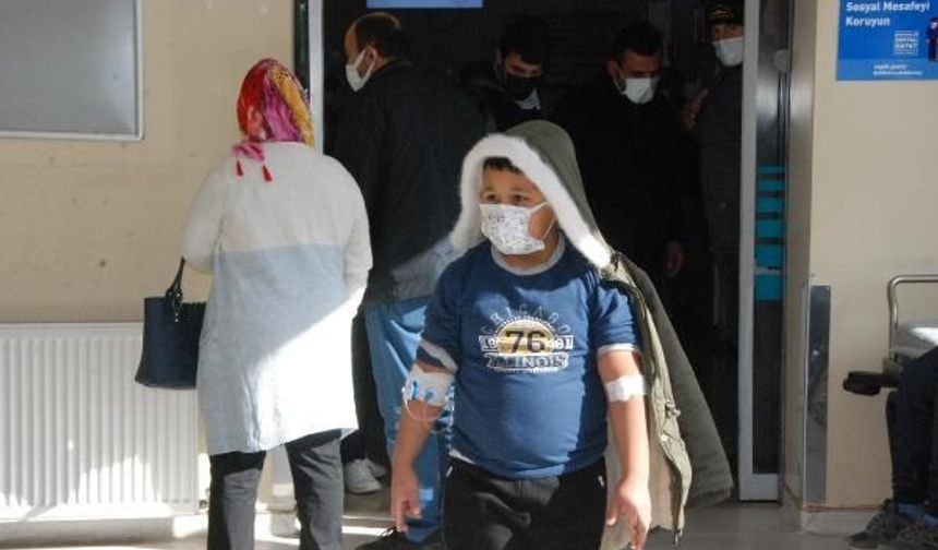 Kentte dün 7-12 yaş grubundaki 417 ilkokul ve ortaokul öğrencisi, bulantı, kusma ve ishal şikayetleriyle hastanelere kaldırıldı. Tedavilerinin ardından 400 öğrenci, taburcu edildi. Amip nedeniyle öğrencilerin hastanelik olduğu belirtilirken, içilen su, suyla hazırlanan veya suyla yıkanan yiyeceklerin yenilmesi sonucu rahatsızlığın oluştuğu ihtimali üzerinde duruldu. Su numuneleri alınırken, Bartın Cumhuriyet Başsavcılığı&#039;nca soruşturma başlatıldı.