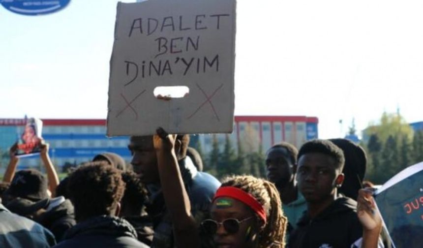 Karabük'te Filyos Çayı'nda cansız bedeni bulunan Gabon uyruklu Jeannah Danys Dinabongho Ibouanga'nın (17) ölümüyle ilgili soruşturmada 2'si yabancı uyruklu, 5 kişi gözaltına alındı. Dinabongho'nun telefonunda para karşılığı cinsel ilişki teklifinde bulunulan taciz mesajları olduğu öğrenildi.