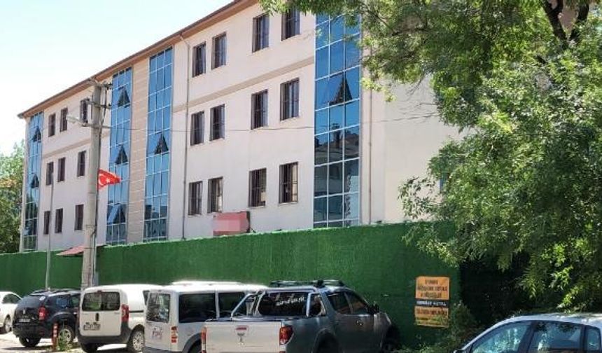 Merkezde çalışan 4 hastabakıcının tutuklandığı soruşturma dosyasında, yatalak Mermet Eratişk’in banyoda tazyikli suyla işkence yapılarak ölümüne neden olunduğu, bir başka engelliye de güvenlik kamerası olmayan sigara odasında dayak atıldığı iddia edildi.  Hastabakıcıların alkollü halde işe geldikleri de öne sürüldü.