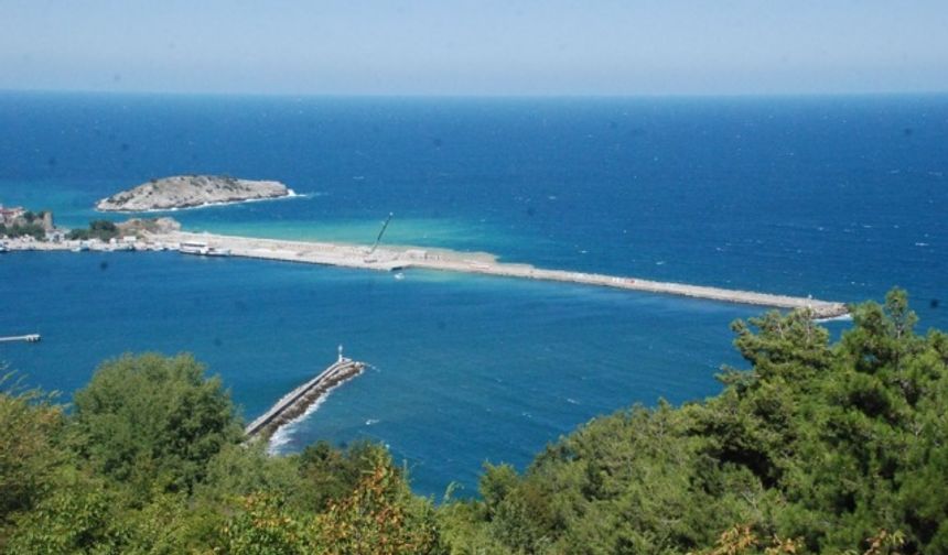 Karadeniz’in hırçın dalgalarına karşı büyük uğraş veren firma, her biri 22 ton ağırlığındaki 13 bin adet beton bloğu denize yerleştiriyor