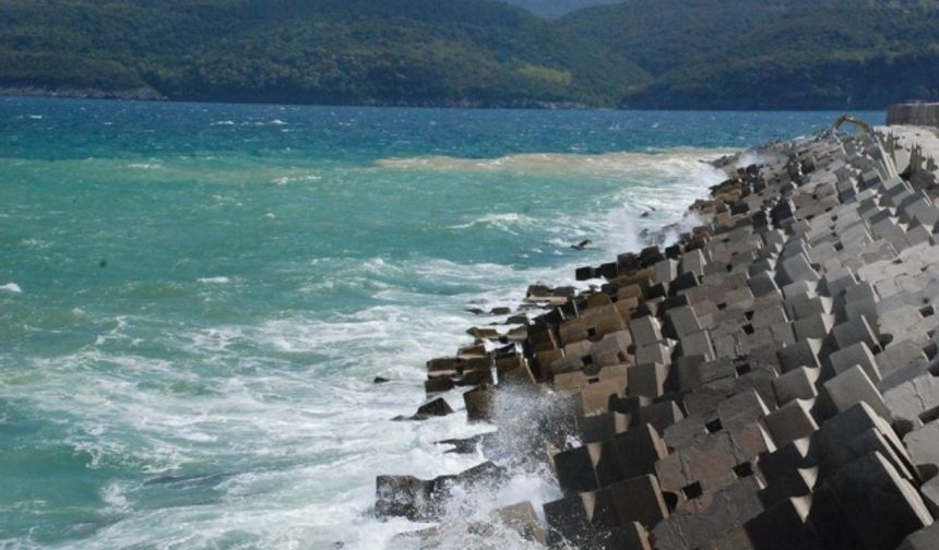 BARTIN’ın Amasra ilçesinde 1911 yılında Osmanlı döneminde yapılan 800 metre uzunluğundaki mendirekte onarım çalışmaları devam ediyor.