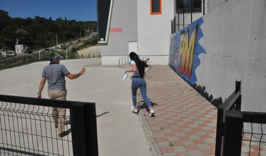 BARTIN’da Yükseköğretim Kurumları Sınavı’nın (YKS) birinci oturumu Temel Yeterlilik Testi (TYT) öncesi kimliğini evde unutan kız öğrenciyi polis memuru özel aracıyla evine götürerek kimliğini almasına yardımcı oldu.