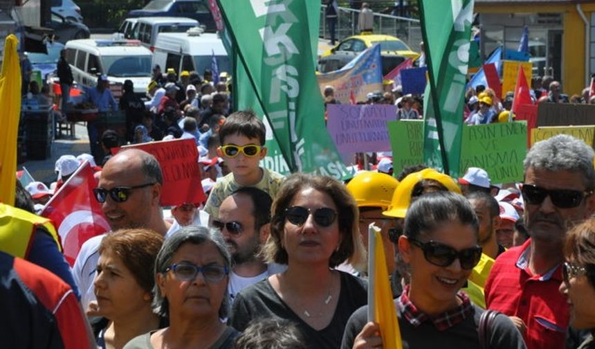 BARTIN&#039;da, 1 Mayıs Emek ve Dayanışma Günü yaklaşık bin kişinin katıldığı yürüyüşle kutlandı.