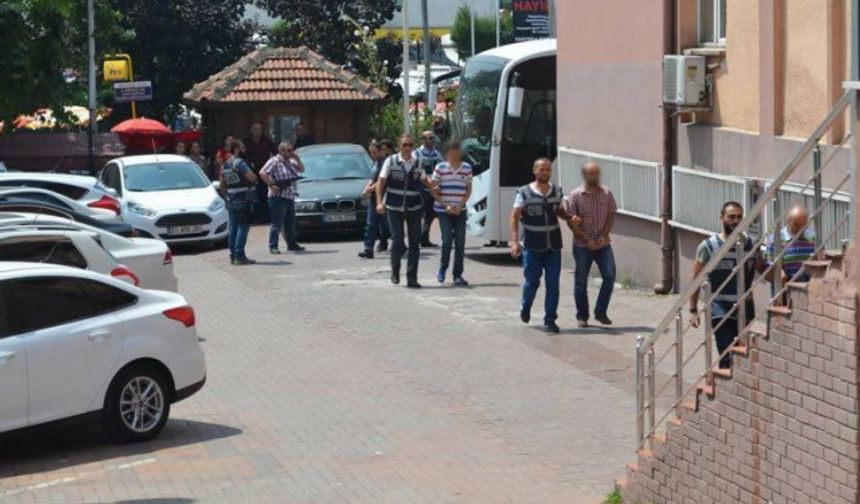 BARTIN’da Fetö/PDY soruşturması kapsamında Adli makamlara çıkartılan 15’den 3’ü tutuklanarak cezaevine gönderildi.