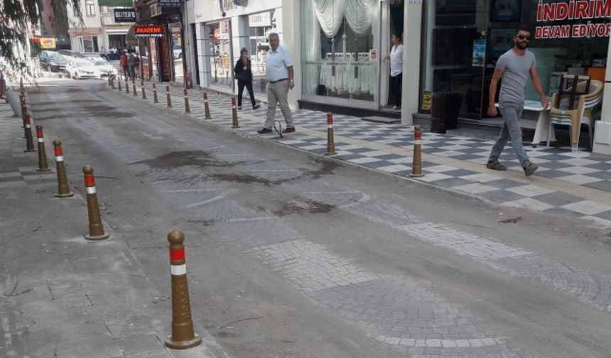 Bartın Belediyesi  ekipleri tarafından üstyapı çalışmaları tamamlanan İskele Caddesi&#039;nde pik döküm yol babaları ile uygunsuz park önlemleri alınıyor.