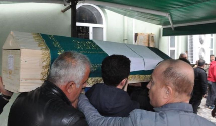 İSTANBUL Fatih’te, emekli başkomiser olan babası Kemal Akar tarafından öldürülen Nihal Akar (40), Bartın’ın Kurucaşile ilçesinde toprağa verildi.