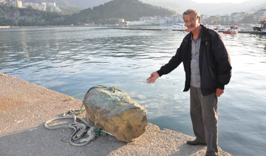 BARTIN’ın Amasra ilçesinde 6 ay önce bir balıkçı tarafından ağlara takılmasıyla çıkarılan kaya parçası, ilçede yaşayan tarih araştırmacısı Necdet Sakaoğlu’nun dikkatini çekti.
Sakaoğlu, "Bu denizden çıkan bir kayaya benzemiyor. Bana göre bu meteor ve araştırılması gerekir" dedi.