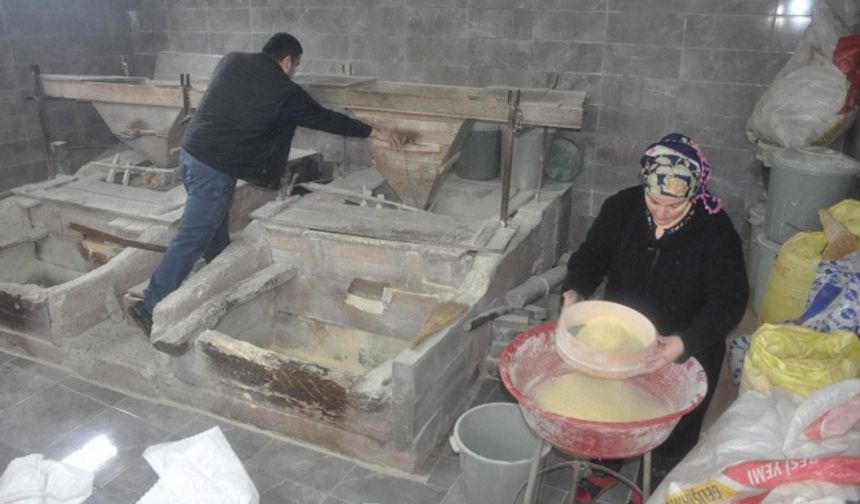 BARTIN&#039;ın Kayadibikavlak köyündeki su değirmeni, yaklaşık 300 yıldır dönüyor. Metin Barış (47), eşi Melahat Barış (45) ile birlikte yıllardır değirmende buğday öğütüyor.