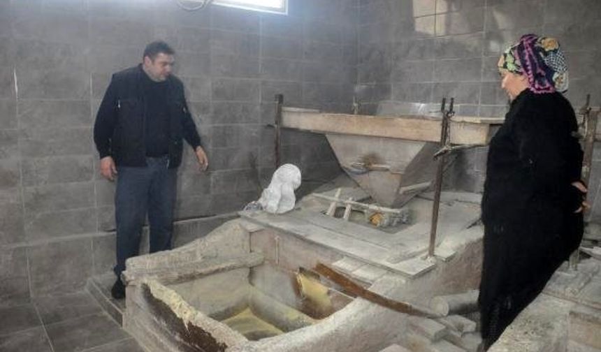 Kayadibikavlak köyündeki su değirmeni babadan oğula 3 asırdır çalışıyor. 10 yıl önceye kadar 6 değirmenin bulunduğu köyde sadece Barış ailesinin çalıştırdığı su değirmeni kaldı.