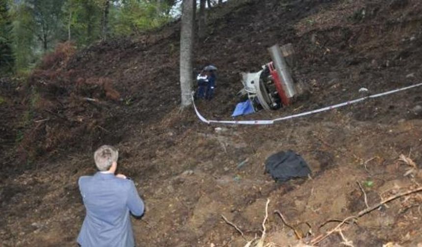 BARTIN&#039;ın Ulus ilçesinde, ormanlık alanda temizlik çalışması yapan iş makinesi operatörü 29 yaşındaki Orhan Kaya, devrilen iş makinesi ile ağaç arasında sıkışarak yaşamını yitirdi. Ayhan ACAR DHA