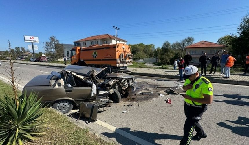 BARTIN&#039;da Karayolları&#039;na ait kamyona arkadan çarpan otomobilin sürücüsü Mehmet Kara (62), ağır yaralandı.