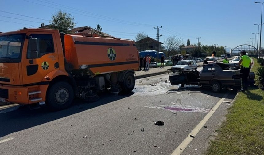 Kaza, saat 11.30 sıralarında Bartın-Ankara yolu Gecen Mahallesi mevkisinde meydana geldi. Bartın istikametine giden Mehmet Kara yönetimindeki 74 AZ 396 plakalı otomobil, yolda temizlik çalışması yapan Ali Erkiş yönetimindeki 06 DUE 907 plakalı Karayolları&#039;na ait kamyona arkadan çarptı.