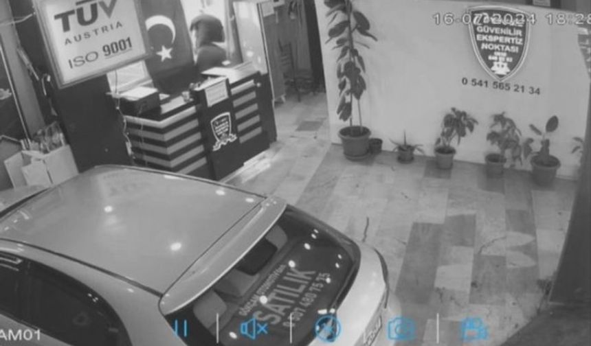 Alıcı masraflarının karşılanmasını isteyince taraflar arasındaki anlaşmazlık kavgaya dönüştü. Bu sırada iş yerinin 1. katına çıkan satıcı dayak yememek için 6 metrelik camdan atladı. O anlar iş yerinin güvenlik kamerası tarafından saniye saniye kaydedildi.