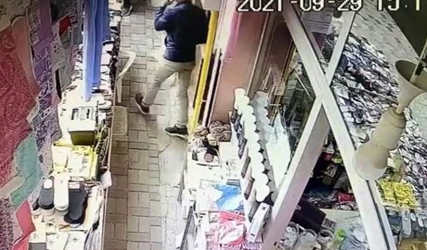 Bartın İl Emniyet Müdürlüğünden operasyona ilişkin yapılan açıklamada; &quot;İlimizde 29.09.2021 günü meydana gelen “Nitelikli Dolandırıcılık” olayında; 80 yaşında yalnız yaşayan H. B. İsimli kadının ev telefonunu arayan ve kendisini Bartın Emniyet Müdürlüğünde görevli polis olarak tanıtan erkek şahıs H.B’nin altınlarını “ Adınıza sahte kimlik çıkartılmış, sahte kimlik çıkaran şahıs altın çalmış ve çaldığı altınları sizin evde sakladığını söylüyor, sizdeki altınları incelenmek için almamız gerekiyor” diyerek altınları teslim almıştır.