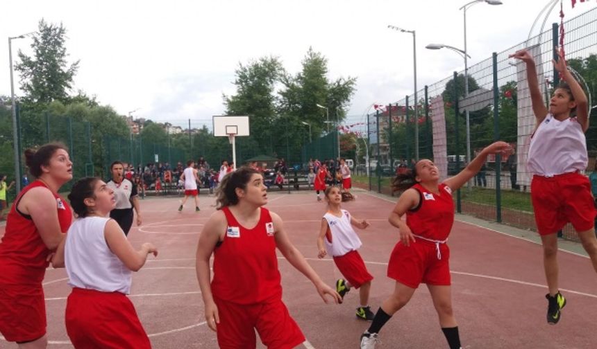 Türkiye Basketbol Federasyonu tarafından bu yıl İlimizde ilki gerçekleştiren 3×3 Türkiye Turu Ankara’dan sonra Bartın etabı ile devam etti.