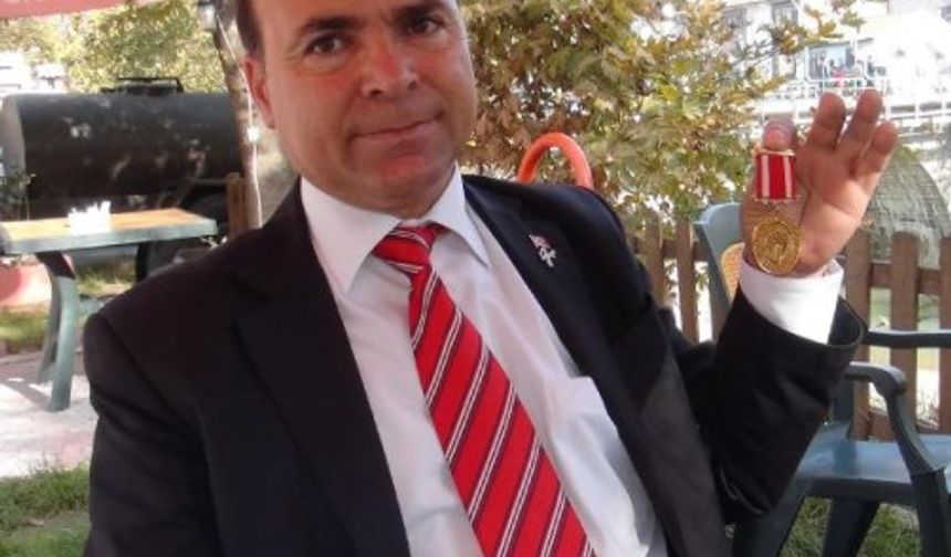 BARTIN SEHIT AILELERI VE GAZILERI YARDIMLASMA DERNEGI BASKANI HAYRETTIN GENCEL (FOTOGRAFTAKI KISI), CUMHURIYET BAYRAMI KUTLAMALARINDA PROTOKOL TRIBUNUNDE OTURDUGU EN ON SIRADAN KALDIRILIP BIR ARKA SIRADA OTURMASI ISTENILMESINE TEPKI GOSTEREKEK MADALYASINI CEBINE KOYUP TORENI TERK ETTI. FOTO-AYHAN ACAR-BARTIN-DHA