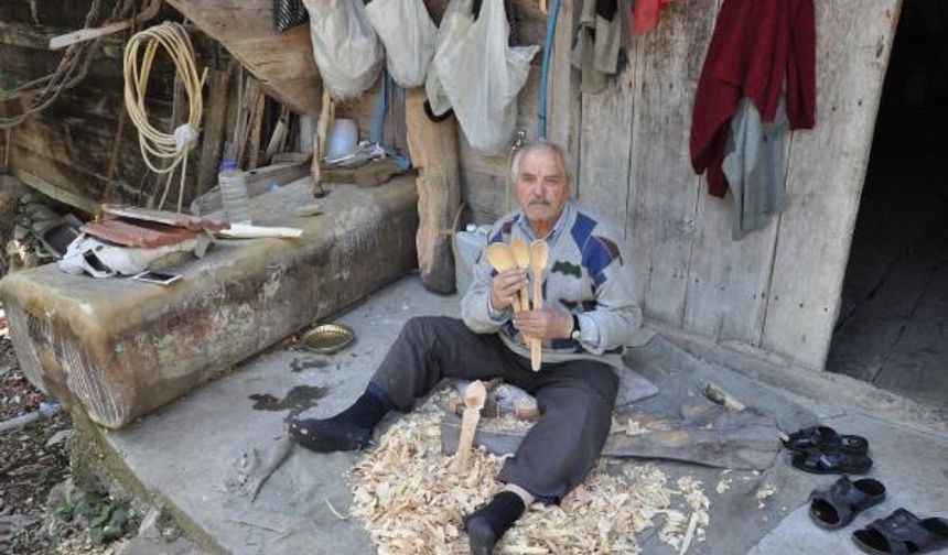 BARTIN’ın Ulus ilçesinde Mustafa Çetinkaya (74), 23 yıldır şimşir ağacından kaşık yaparak aile bütçesine katkı sağlıyor.