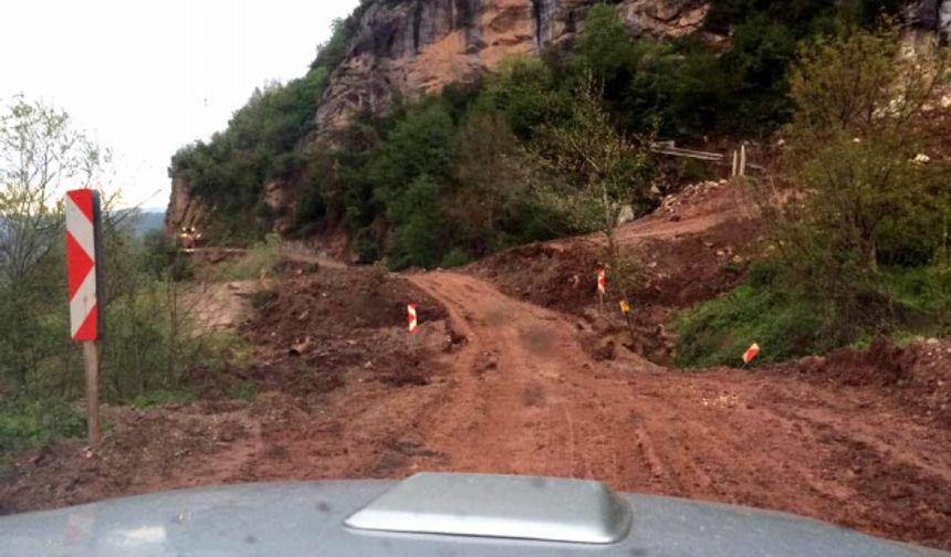 BARTIN’da önceki gece aşırı yağış nedeniyle meydana gelen heyelanda kapanan Arıt yolu açıldı.