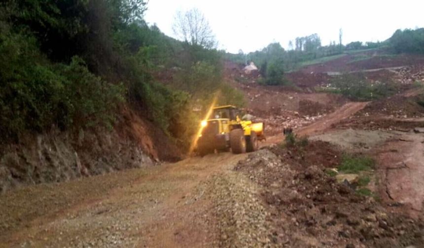 BARTIN’da önceki gece aşırı yağış nedeniyle meydana gelen heyelanda kapanan Arıt yolu açıldı.