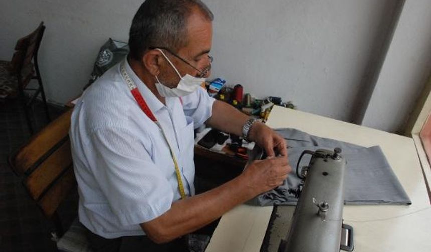 10 metrekarelik dükkanında çalışan Haydar Yavuzdemir, elbise diktirecek vatandaşların ölçülerini titizlikle alıp, 1-2 hafta içerisinde tamamlayarak teslim ediyor.