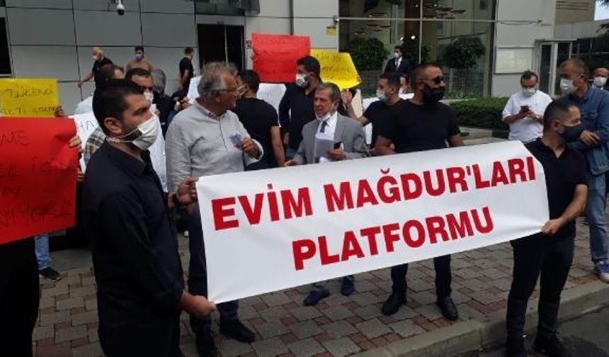 Halk arasında &quot;evim&quot; adlarıyla bilinen ve faizsiz ev ve taşıt alma vaadinde bulunan 21 şirketin tasfiyesine edilmişti. Şirketlere para yatıran mağdurlar öğle saatlerinde Şişli&#039;de bulunan Tasarruf Mevduatı Sigorta Fonu (TMSF) önünde bir araya gelerek eylem yaptı.