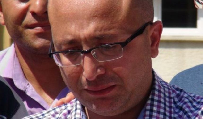 EZINE KAYMAKAMLIGINA ATANAN BARTIN ULUS KAYMAKAMI ALI FUAT ATIK, VATANDASLARLA VEDALASIRKEN DUYGULANARAK AGLADI. ALI FUAT ATIK YENI GOREV YERINE DUALARLA UGURLANDI. FOTO-AYHAN ACAR-BARTIN-DHA