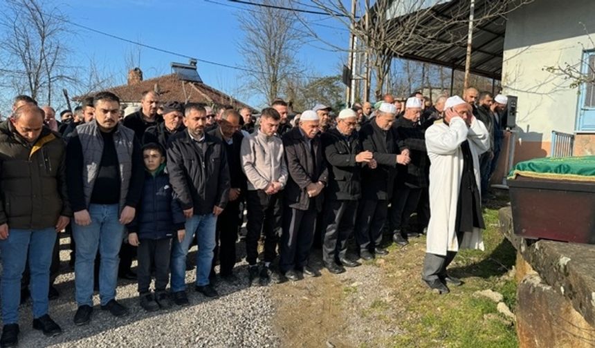 ZONGULDAK&#039;ın Kilimli ilçesinde vinç ile vagon arasına sıkışıp hayatını kaybeden Muhammet Korkut&#039;un (49)  cenazesi Bartın&#039;ın Ulus İlçesi Kumluca beldesi Konuklu köyünde toprağa verildi.