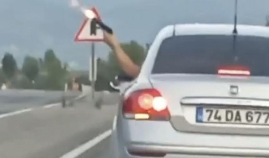 Olay, dün akşam saatlerinde Bartın-Karabük yolu Kurtköy mevkisinde meydana geldi. Kurtköy istikametine seyir halindeki düğün konvoyunun en arkasında bulunan 74 DA 677 plakalı otomobilin içinden kolunu çıkartan kimliği belirsiz bir kişi havaya rastgele 5 el ateş etti.