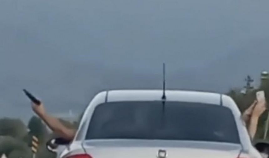 BARTIN’da düğün konvoyunda bir kişi tabanca ile havaya ateş açarken, araçta bulunan bir başka kişinin ise bu durumu görüntülediği anlar, olay yerinden geçen bir başka sürücü tarafından cep telefonu ile kaydedildi. Görüntülerin sosyal medyada yayınlanmasıyla jandarma şüpheliyi yakalamak için çalışma başlattı.