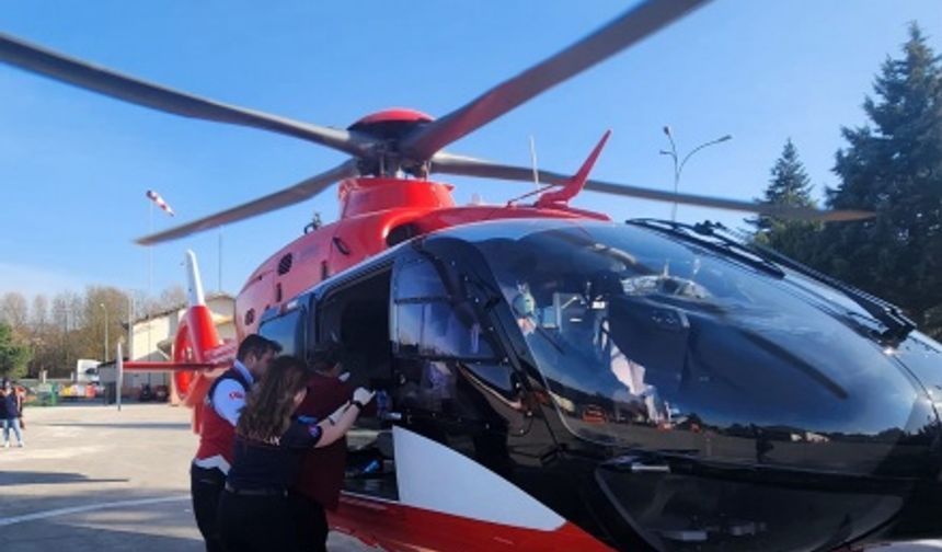 Bartın’da geçirdiği kaza sonucu kısmi uzuv kopması yaşayan 64 yaşındaki vatandaş, Bartın Devlet Hastanesinde yapılan ilk müdahalesinin ardından helikopter ambulans ile Ankara Etlik Şehir Hastanesine nakledildi.
