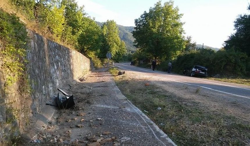 BARTIN&#039;ın Ulus ilçesinde, sürücüsünün kontrolünü yitirdiği otomobil, yol kenarındaki istinat duvarına çarptı, 1 kişi öldü, 1 kişi yaralandı. Ayhan ACAR DHA