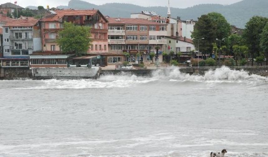 Amasra&#039;da saatteki hızı 35 kilometreyi bulan rüzgar, denizde dev dalgalar oluşturdu.