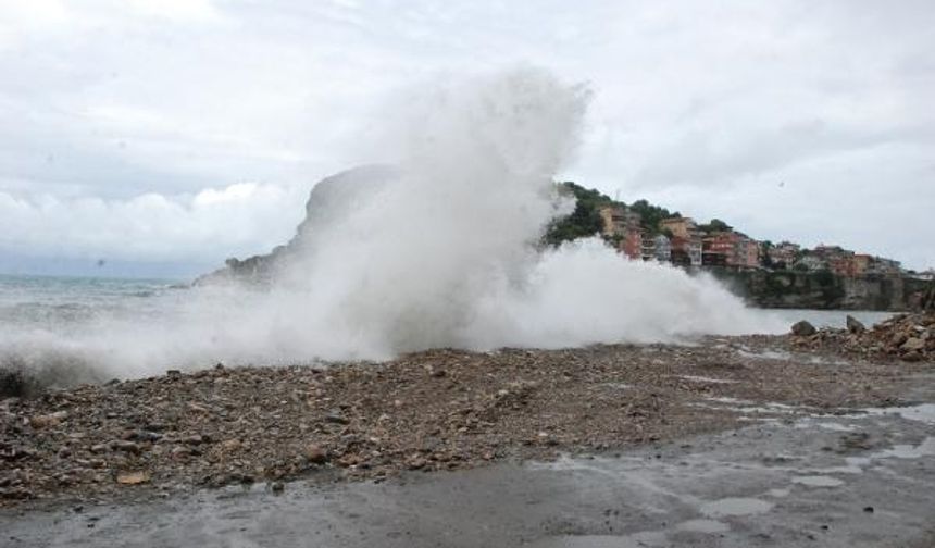 BARTIN&#039;ın Amasra ilçesinde şiddetli rüzgar etkili olurken, limandaki kayalıklara çarpan dalgaların boyu 3 metreyi buldu.