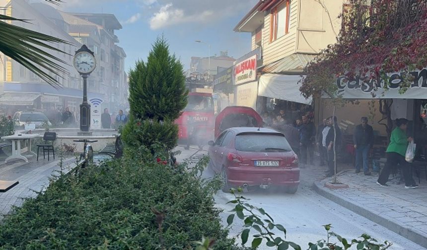 Bartın’ın Kozcağız Bekdesi Cumhuriyet caddesinde henüz sebebi belli olmayan hareket halinde otomobil tutuştu 
Kozcağız belediyesi itfaiye ekipleri ivedilikle gelerek tehlike büyümeden araç söndürüldü