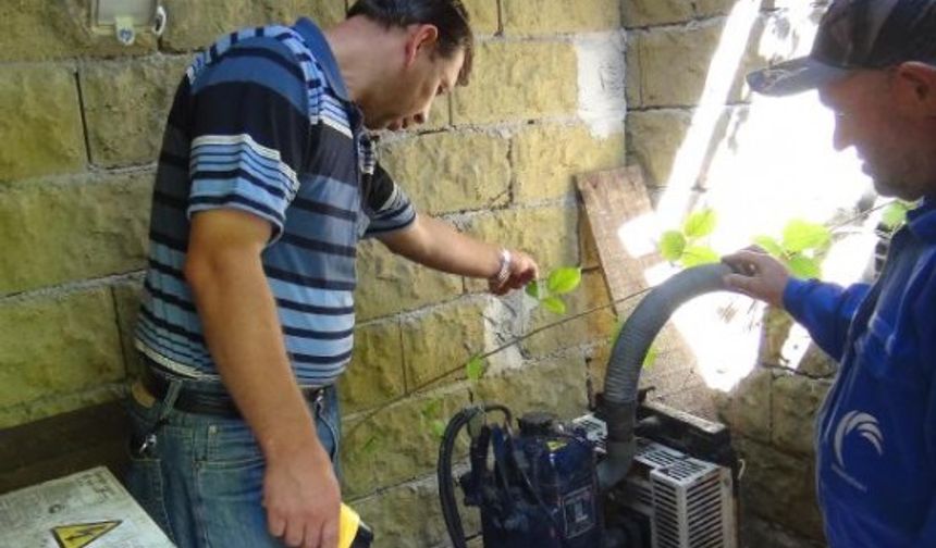 BARTIN'IN AMASRA ILCESI'NDE BULUNAN GURCUOLUK MAGARASI TABIAT PARKI ILAN EDILIRKEN, KAPISI KILITLI MAGARA TURIZME KAZANDIRILMAYI BEKLIYOR. MAGARADA 8 YIL ONCE YAPILAN LAMBALAR KIRILIRKEN, JENERATORUN ISE PARCALARI CALINDI. FOTO-AYHAN ACAR-BARTIN-DHA
