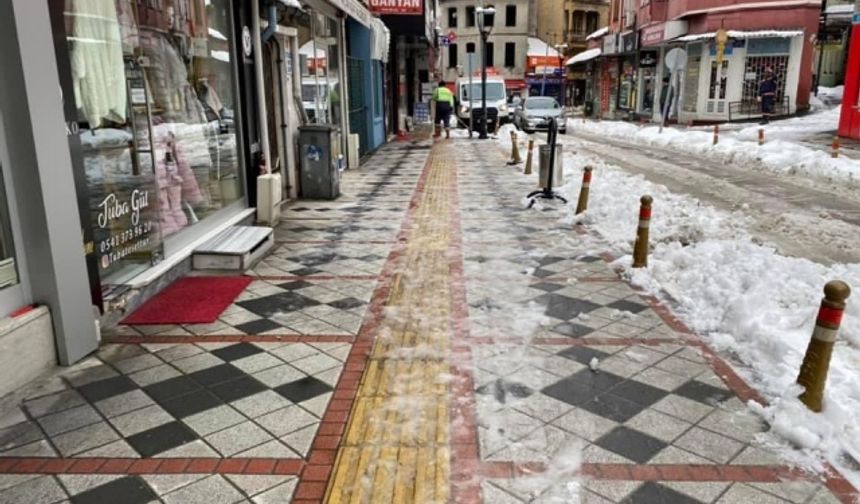 Bartın’da karlı bir günün ardından kentte kaldırımlarda kar küreme çalışması yapılıyor.